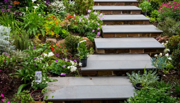 Tangga batu yang menuju ke area berbeda